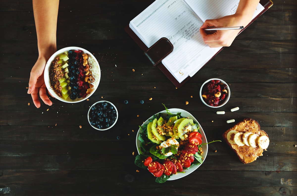 Consulente nutrizionista che spiega piani alimentari personalizzati